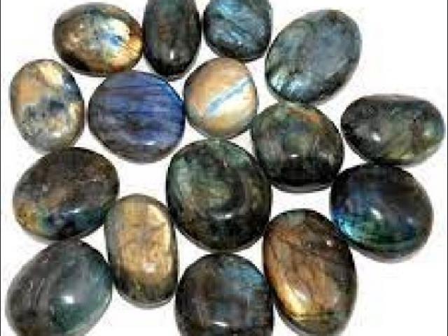 Labradorite cette pierre de la lithothérapie qui vous accompagne dans votre vie.