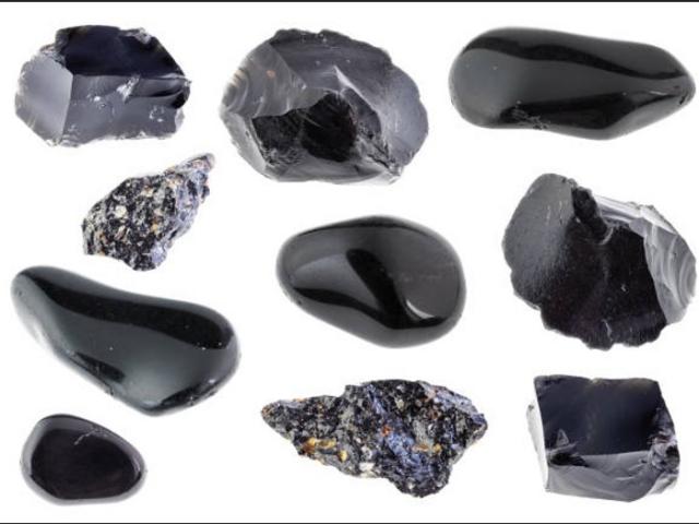 Obsidienne cette pierre aux vertus particulières en lithothérapie.